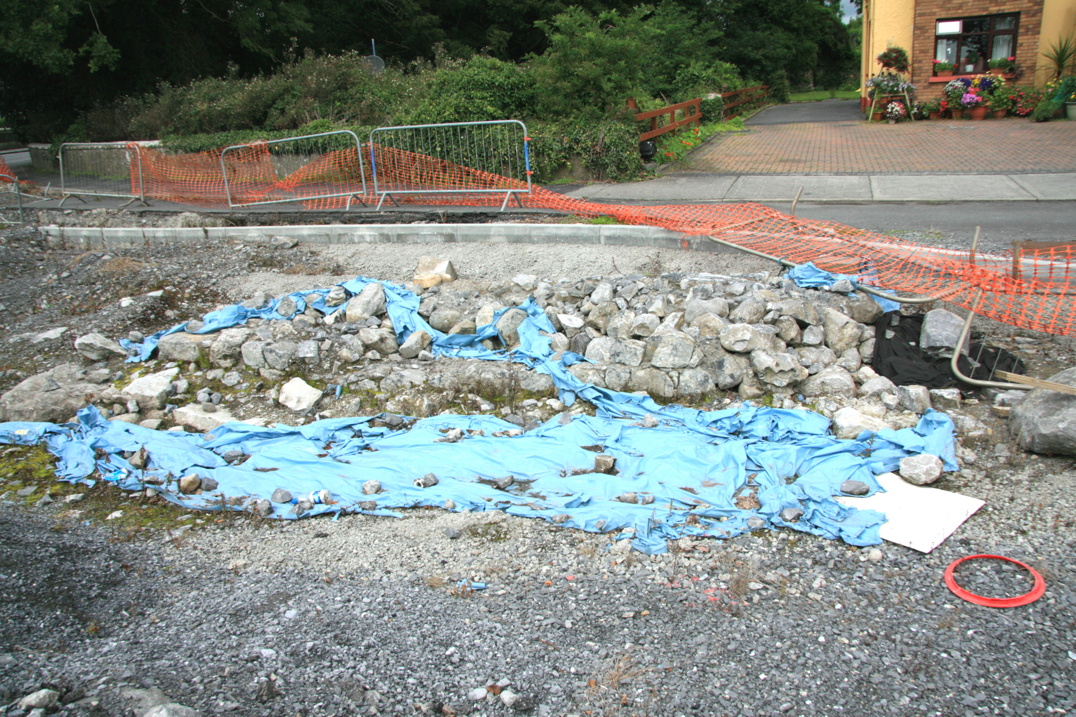 Loro Gate Foundation-A Closer View (Photo: Gerry Ahern)