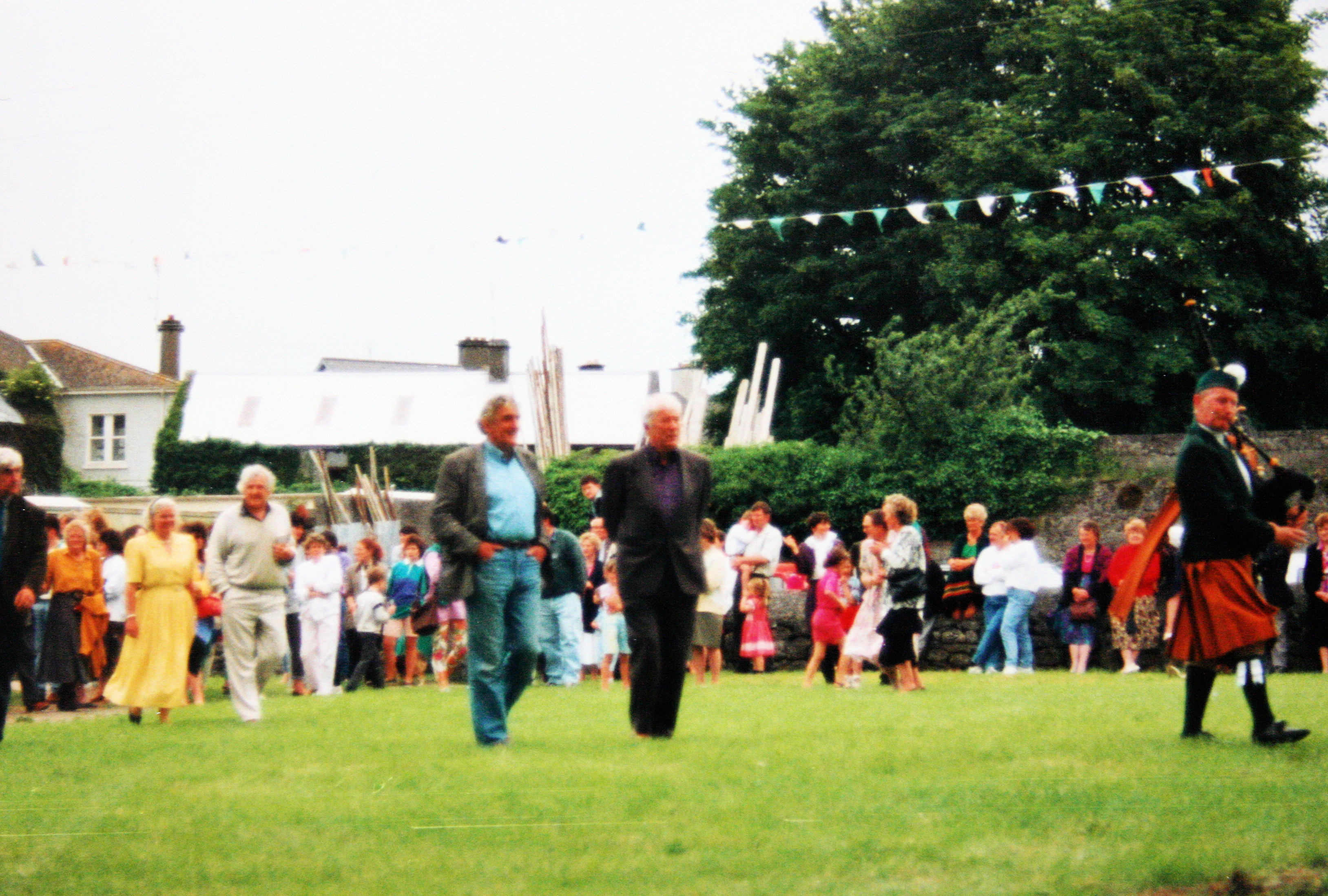Seamus Heaney arrives in Castle Park. Photo: Joe Keating